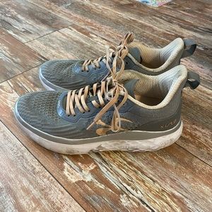 Gdefy shoes w/ insoles